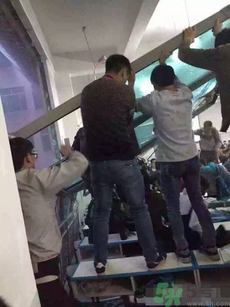 哪個學(xué)校學(xué)校窗戶突然倒塌？男生拼命護(hù)住女生 ！
