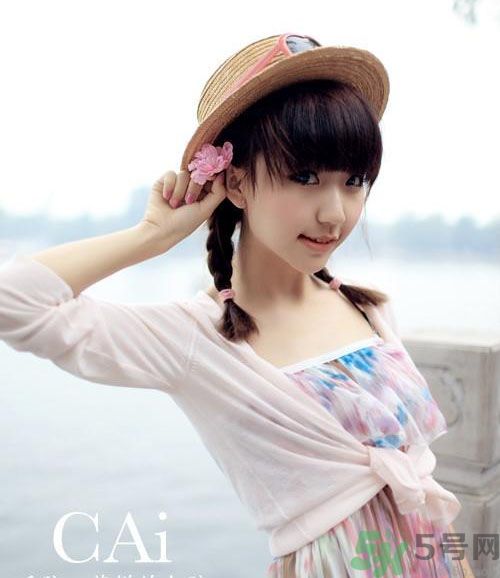 胸小的女生怎么穿衣服好看？胸小的女生怎么穿衣顯得胸大？