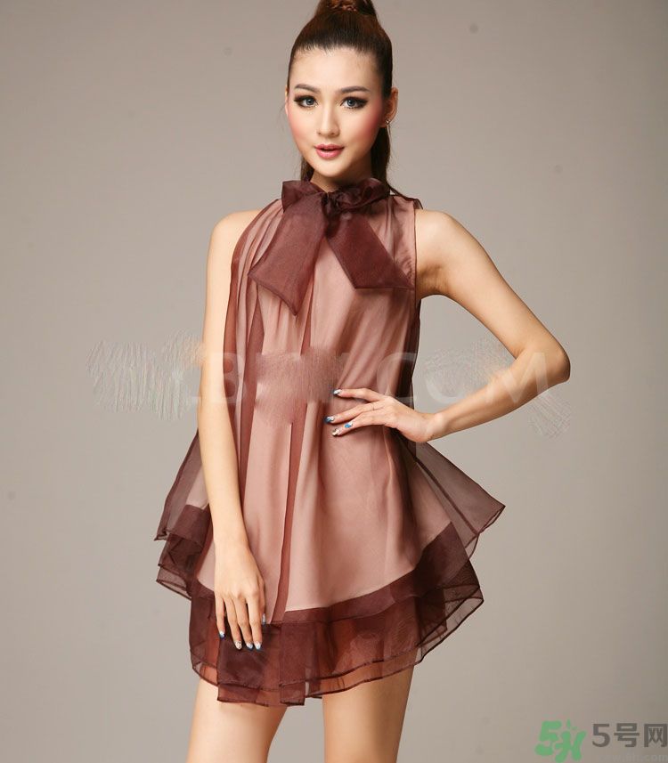 胸小的女生怎么穿衣服好看？胸小的女生怎么穿衣顯得胸大？