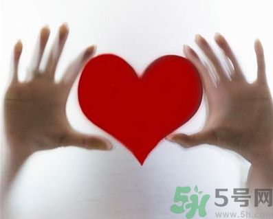 舌頭顏色發(fā)紫是什么原因？舌頭白白的是怎么回事？