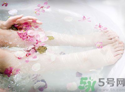 用涼水洗腳還是熱水洗腳好？為什么熱水比涼水洗腳要好？