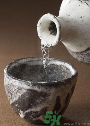 白酒能代替料酒做菜嗎？白酒可以用來做菜嗎？