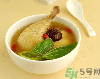 燉雞湯什么時候放鹽？燉雞湯不要先放鹽？