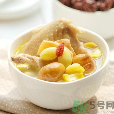 燉雞湯什么時候放鹽？燉雞湯不要先放鹽？