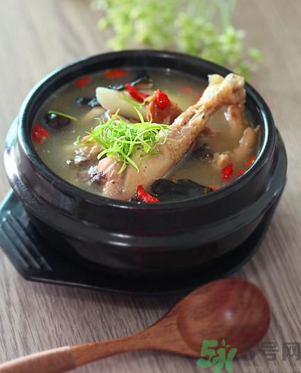 燉雞湯用冷水還是熱水？雞湯用冷水可以嗎？