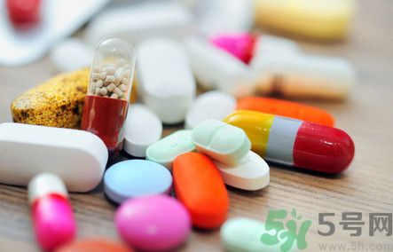 吃了感冒藥還可以喝咖啡嗎？感冒片和咖啡一起吃有什么影響？
