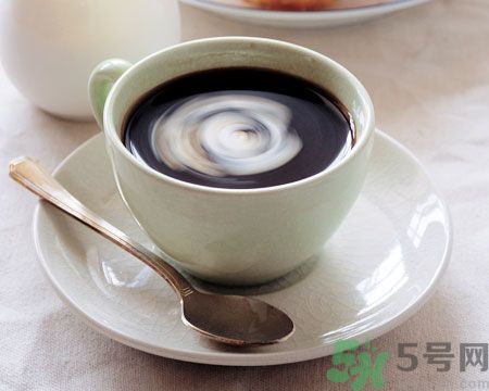 吃了感冒藥還可以喝咖啡嗎？感冒片和咖啡一起吃有什么影響？
