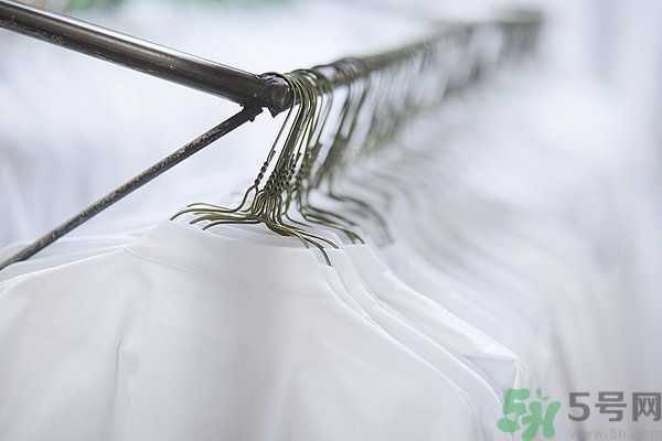 什么面料不容易皺？如何挑選不易皺的衣服？