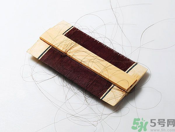 用哪種梳子不容易掉頭發(fā)？用什么梳子梳頭防掉發(fā)？