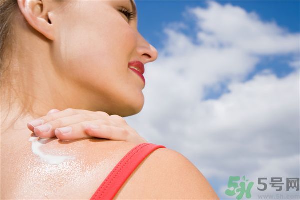 為什么涂了防曬霜還是會(huì)曬黑？涂防曬霜要注意什么？