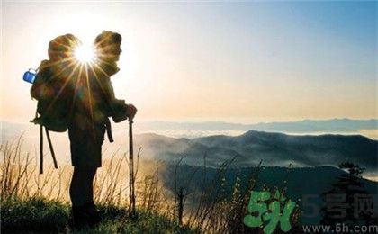 小伙辭職旅行3年帶回美國(guó)女友 徒步旅游裝備有哪些？