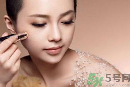 額頭出油是什么原因？額頭出油怎么辦？
