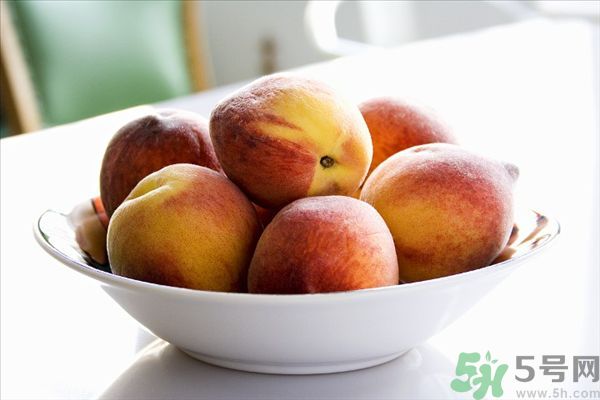 桃子上有紅點(diǎn)能吃嗎？桃子上有黑點(diǎn)可以吃嗎？