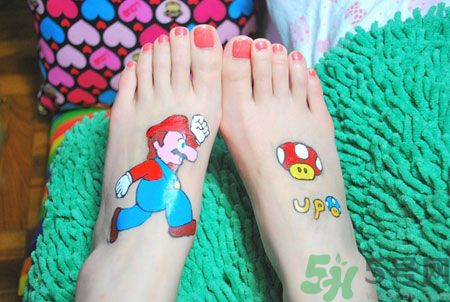 腳背上長(zhǎng)水泡很癢怎么辦？腳背上長(zhǎng)水泡是怎么回事？