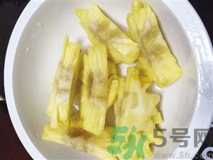 菠蘿里面發(fā)黑是為什么？發(fā)黑的菠蘿能吃嗎？