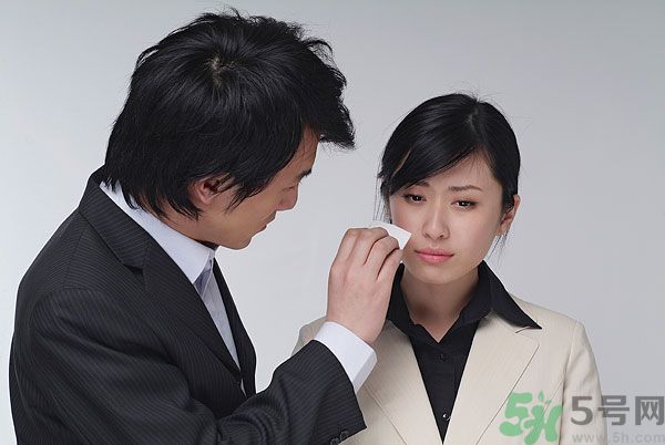 一生氣就流眼淚是怎么回事？生氣流淚怎么辦？