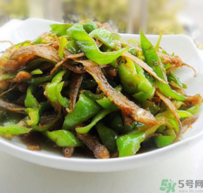 油燜干魚怎么做的？干魚怎么炒好吃？