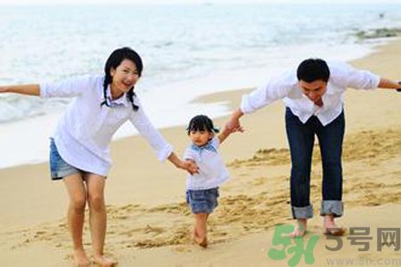 男童ktv熊抱強(qiáng)吻陪唱小姐是怎么回事？如何加強(qiáng)孩子的品德修養(yǎng)？