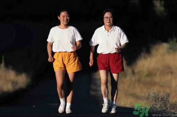 大伯仰頭喝可樂四肢癱瘓是怎么回事？喝可樂真的會癱瘓嗎？