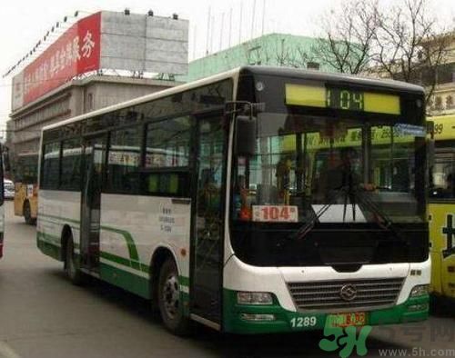 開蘭博基尼上下班的人是誰？開蘭博基尼上下班開的是哪輛公交車？
