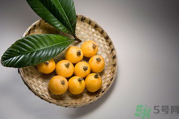 枇杷能跟百合一起煮嗎？ 枇杷能和銀耳一起煮嗎？