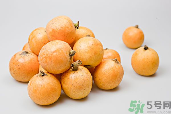 枇杷能跟百合一起煮嗎？ 枇杷能和銀耳一起煮嗎？