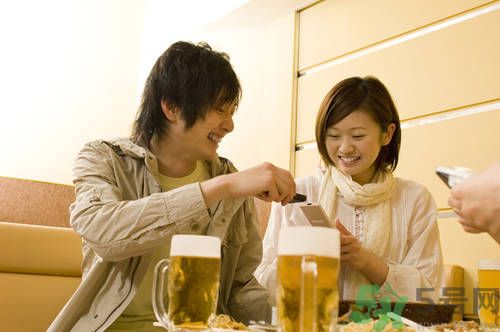 過期啤酒能喝嗎？過期啤酒喝了會(huì)怎么樣？