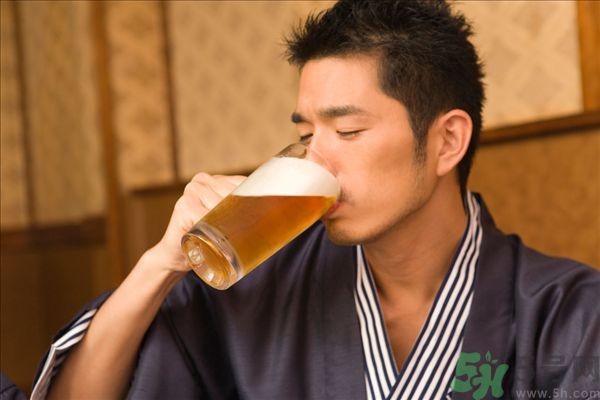 過期啤酒能喝嗎？過期啤酒喝了會怎么樣？