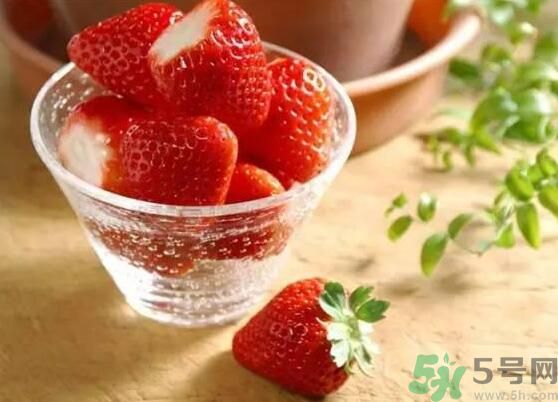 楊梅可以和草莓一起吃嗎？楊梅能和草莓一起吃嗎？