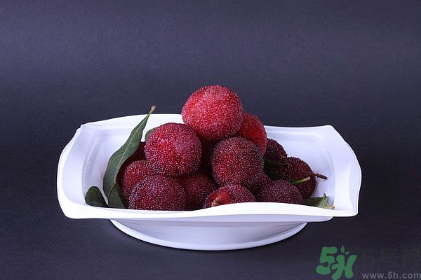 吃楊梅時可以喝茶嗎？吃楊梅時喝茶有什么壞處？