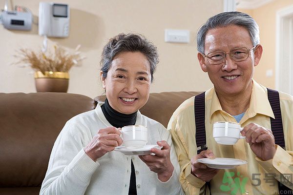 吃楊梅時可以喝茶嗎？吃楊梅時喝茶有什么壞處？