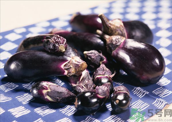 茄子里面發(fā)棕色能吃嗎？茄子里面有褐色能吃嗎？