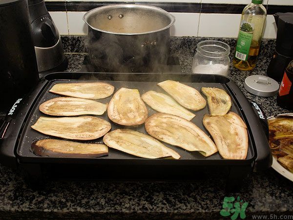 茄子里面發(fā)棕色能吃嗎？茄子里面有褐色能吃嗎？