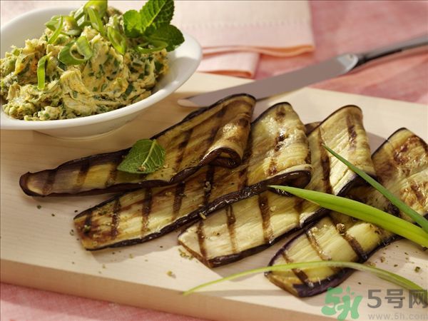 茄子里面發(fā)棕色能吃嗎？茄子里面有褐色能吃嗎？
