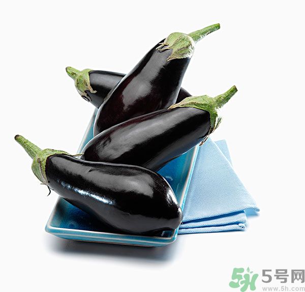 茄子里面發(fā)棕色能吃嗎？茄子里面有褐色能吃嗎？