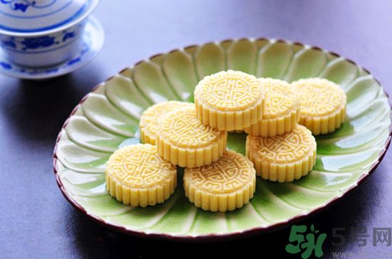 吃綠豆糕能喝啤酒嗎？吃綠豆糕喝啤酒好不好？