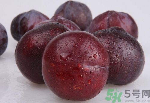 李子紅色甜還是黑色甜？李子黑色的比較甜嗎？