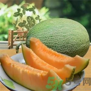 吃哈密瓜可以喝可樂嗎？喝可樂可以吃哈密瓜嗎？