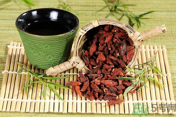 泡枸杞要用開水嗎？泡枸杞的水越熱越好嗎？