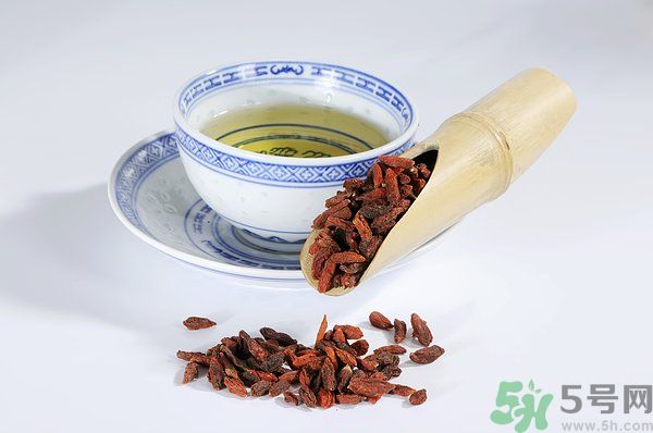 泡枸杞要用開水嗎？泡枸杞的水越熱越好嗎？