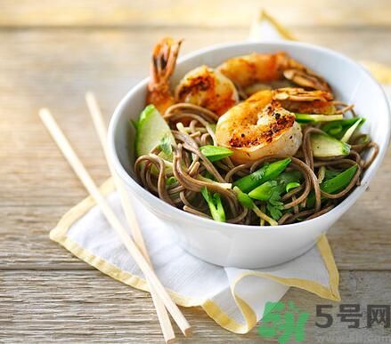 生菜可以和蝦一起吃嗎？生菜和蝦一起吃可以嗎？