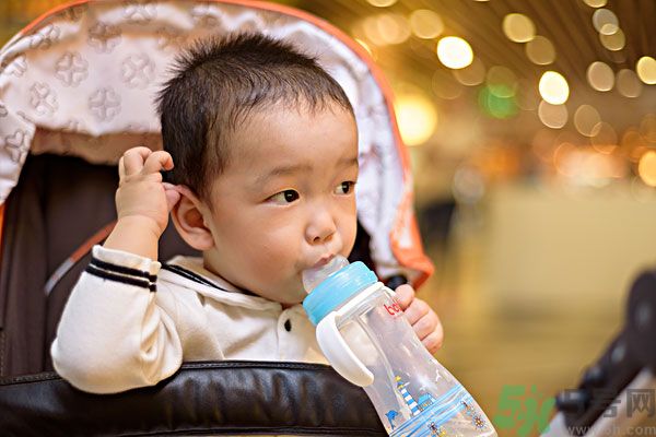 如何讓寶寶養(yǎng)成愛喝水的習(xí)慣？兒童智能水杯有啥功能？