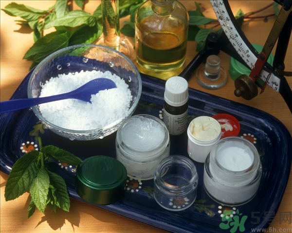 去年沒用完的防曬霜今年還能用嗎？擦護膚品直接用手取好嗎？