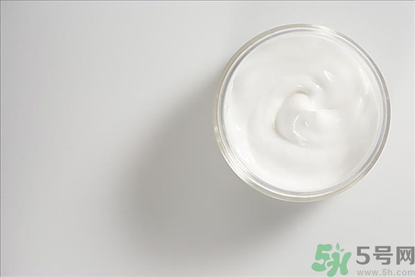 去年沒用完的防曬霜今年還能用嗎？擦護膚品直接用手取好嗎？