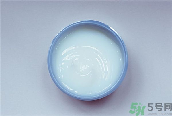 去年沒用完的防曬霜今年還能用嗎？擦護膚品直接用手取好嗎？