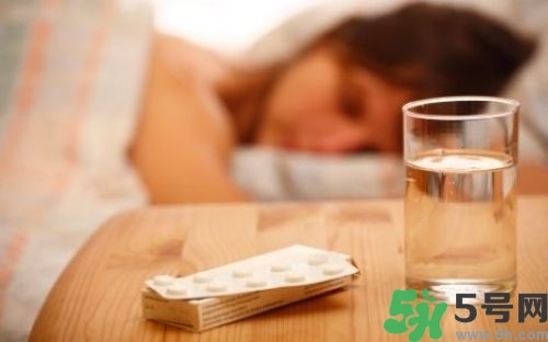 安眠藥和酒能一起吃嗎?安眠藥和酒一吃會怎樣 安眠藥和酒能一起吃嗎?安眠藥和酒一吃會怎樣