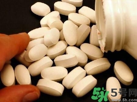 安眠藥和酒能一起吃嗎?安眠藥和酒一吃會怎樣 安眠藥和酒能一起吃嗎?安眠藥和酒一吃會怎樣