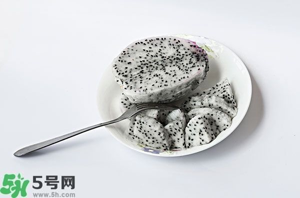 火龍果外面發(fā)霉了里面還能吃么？火龍果外皮爛了還能吃嗎？