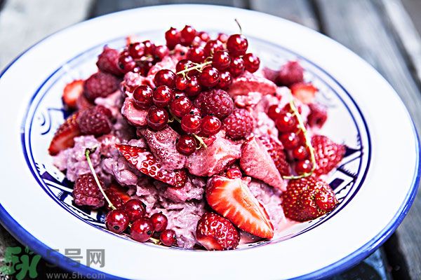 草莓和什么榨汁好喝？草莓榨汁搭配什么好？