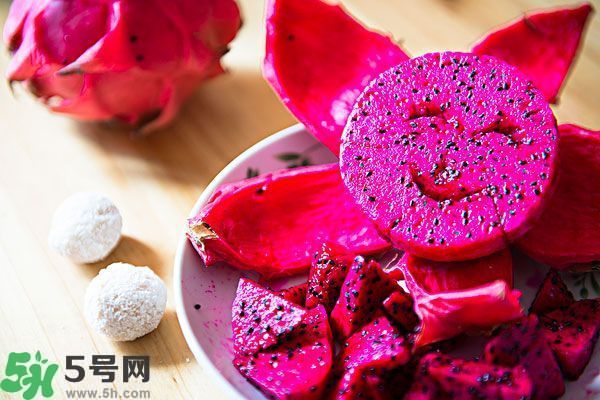 火龍果外面發(fā)霉了里面還能吃么？火龍果外皮爛了還能吃嗎？